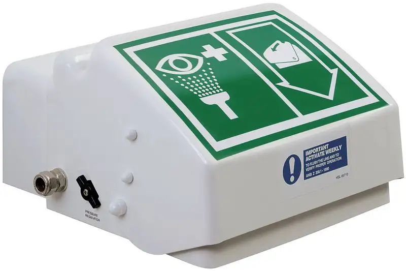 Lave-yeux mural à capot