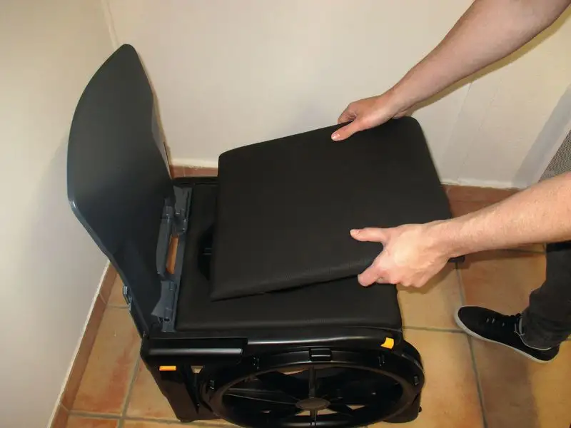 Assise de siège pour fauteuil d'aisance