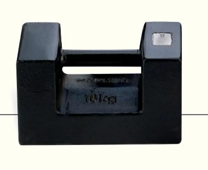 POIDS ETALON EN FONTE 10KG CL. M2 AVEC ETUI EN CUIR DAKKS